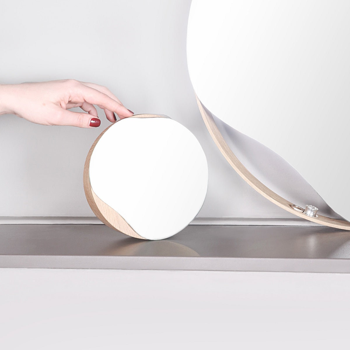 Cosmetic round mirror | oak wood or black